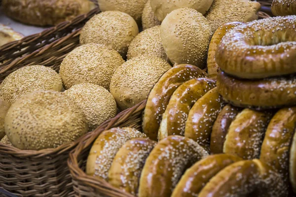 Nerede buns sepetleri satılmaktadır süpermarkette ekmek bölümü — Stok fotoğraf