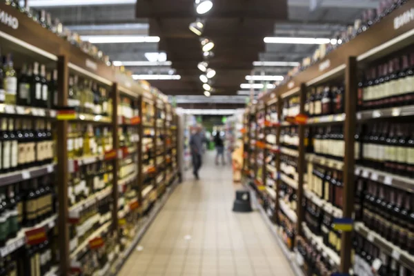 Estantes en un supermercado con diferentes productos en venta —  Fotos de Stock