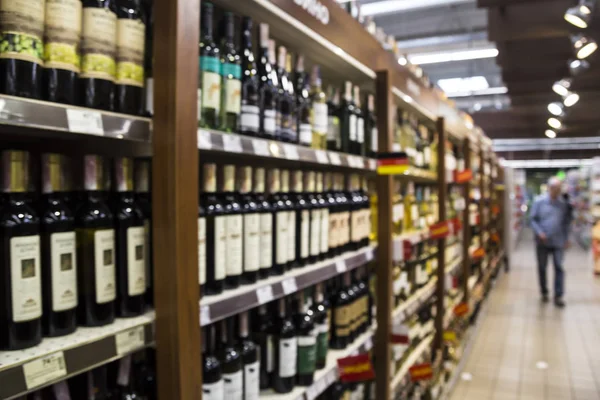 Satılık farklı ürünlerle bir süpermarkette raflar