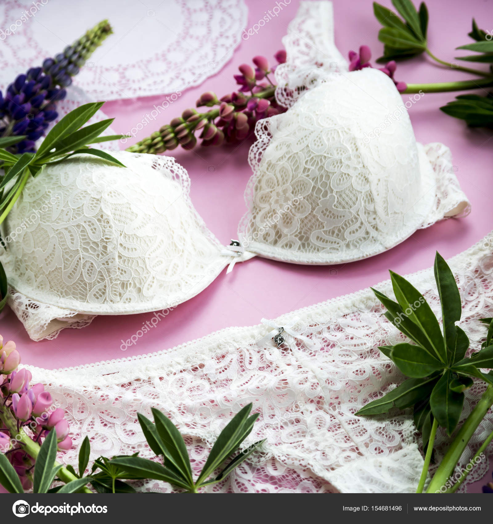 conjunto de ropa interior femenina para una boda: fotografía de stock Vsamarkina #154681496 | Depositphotos