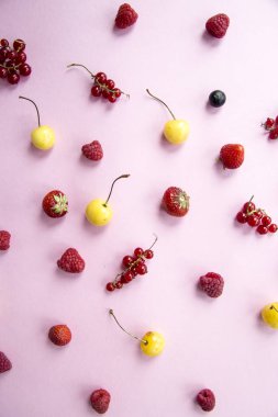 Yaz meyveleri bir pembe - kuş üzümü, kiraz, frambuaz ve çilek dağılmış