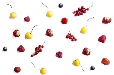 Yaz meyveleri bir pembe - kuş üzümü, kiraz, frambuaz ve çilek dağılmış