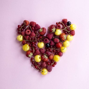 Yaz meyveleri kalp şeklindeki kuş üzümü, kiraz, frambuaz ve çilek ile sıralanır