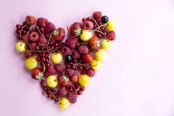 Summer berries are lined with heart-shaped currants, cherries, raspberries and strawberries — Stock Photo, Image