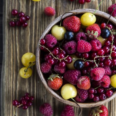 Yaz meyveleri bir kil kase bir ahşap stand