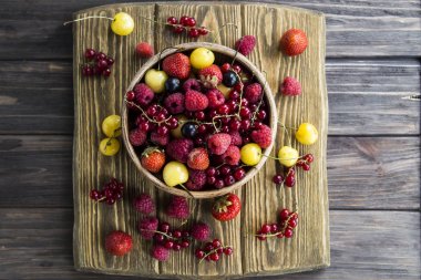 Yaz meyveleri bir kil kase bir ahşap stand