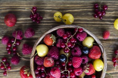 Yaz meyveleri bir kil kase bir ahşap stand