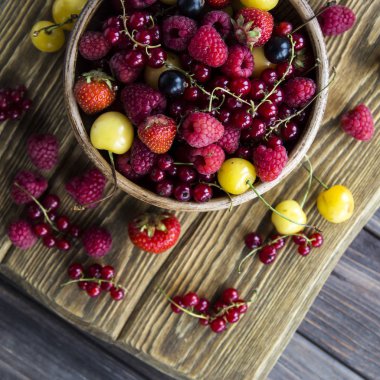 Yaz meyveleri bir kil kase bir ahşap stand