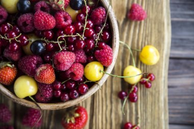 Yaz meyveleri bir kil kase bir ahşap stand