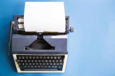 Daktilo hasır şapka ve bir fincan kahve yanında