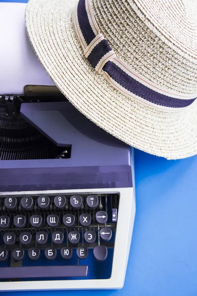 Do pisania obok słomkowy kapelusz i filiżankę kawy — Zdjęcie stockowe