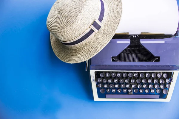 旁边一顶草帽和一杯咖啡的打字机 — 图库照片