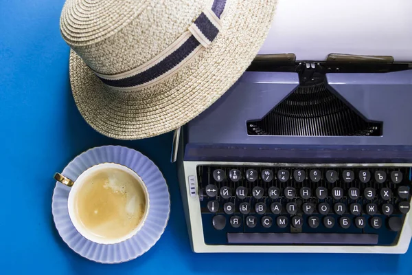 旁边一顶草帽和一杯咖啡的打字机 — 图库照片