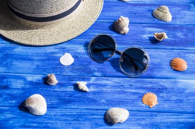 Deniz kabuklarını deniz ve tatil konseptiyle