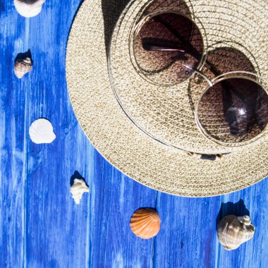 Deniz kabuklarını deniz ve tatil konseptiyle