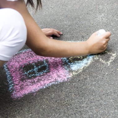 Çocukların yaratıcı eğlence - asfalt üzerinde çizimler