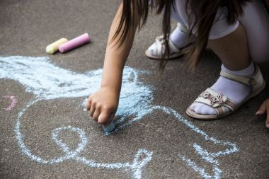 Çocukların yaratıcı eğlence - asfalt üzerinde çizimler