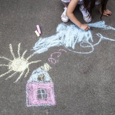 Çocukların yaratıcı eğlence - asfalt üzerinde çizimler