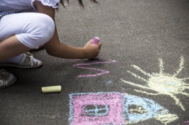 Çocukların yaratıcı eğlence - asfalt üzerinde çizimler