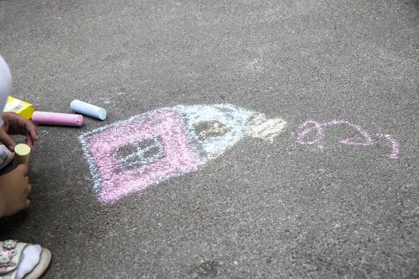 Children\'s creative entertainment - drawings on the asphalt