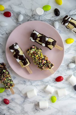 Doğal meyve tatlı sopa üzerinde