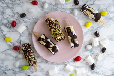 Doğal meyve tatlı sopa üzerinde