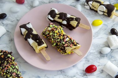 Doğal meyve tatlı sopa üzerinde