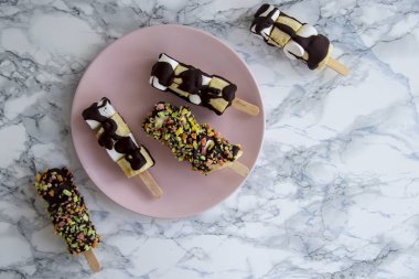 Doğal meyve tatlı sopa üzerinde