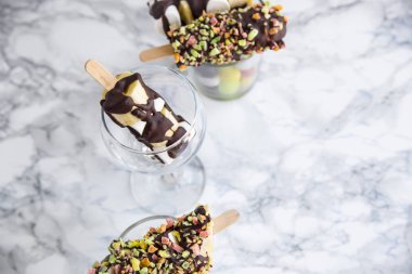 Doğal meyve tatlı sopa üzerinde