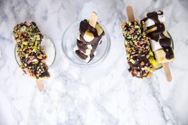 Doğal meyve tatlı sopa üzerinde