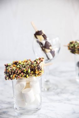 Doğal meyve tatlı sopa üzerinde