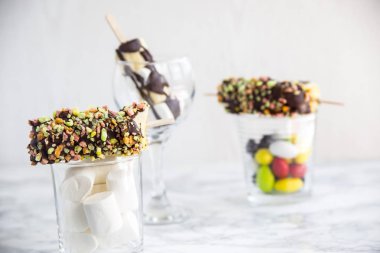 Doğal meyve tatlı sopa üzerinde