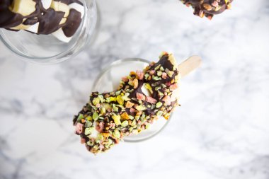 Doğal meyve tatlı sopa üzerinde