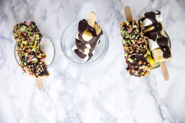 Doğal meyve tatlı sopa üzerinde