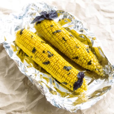 Yaz vejetaryen tabağı, ızgara veya fırında pişmiş