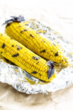 Yaz vejetaryen tabağı, ızgara veya fırında pişmiş