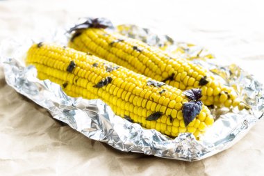 Yaz vejetaryen tabağı, ızgara veya fırında pişmiş