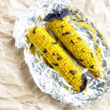 Yaz vejetaryen tabağı, ızgara veya fırında pişmiş