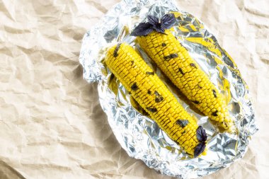 Yaz vejetaryen tabağı, ızgara veya fırında pişmiş