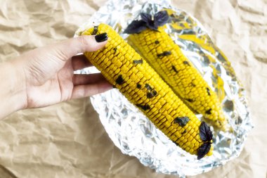 Yaz vejetaryen tabağı, ızgara veya fırında pişmiş