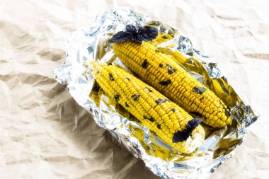 Yaz vejetaryen tabağı, ızgara veya fırında pişmiş