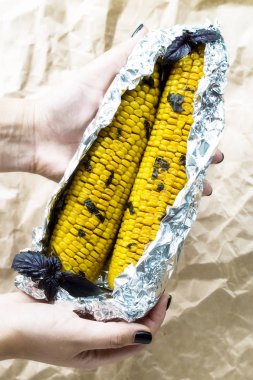 Yaz vejetaryen tabağı, ızgara veya fırında pişmiş