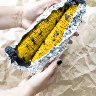 Yaz vejetaryen tabağı, ızgara veya fırında pişmiş