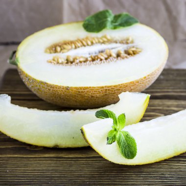 Nane bir ahşap stand ile birlikte kavun dilimli