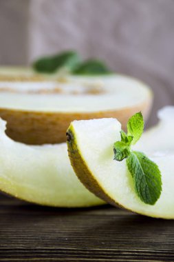 Nane bir ahşap stand ile birlikte kavun dilimli