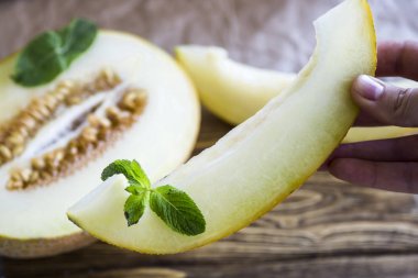 Nane bir ahşap stand ile birlikte kavun dilimli