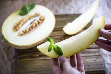 Nane bir ahşap stand ile birlikte kavun dilimli