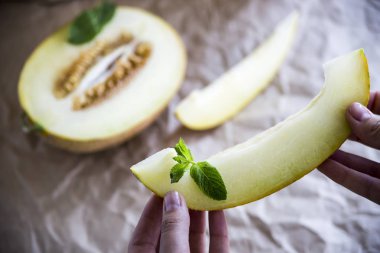 Nane bir ahşap stand ile birlikte kavun dilimli