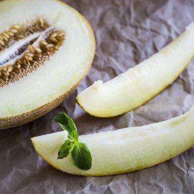 Nane bir ahşap stand ile birlikte kavun dilimli