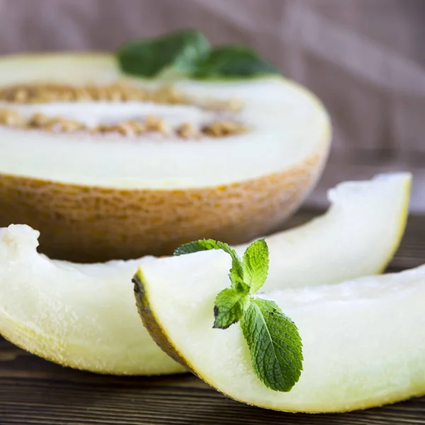 Nane bir ahşap stand ile birlikte kavun dilimli